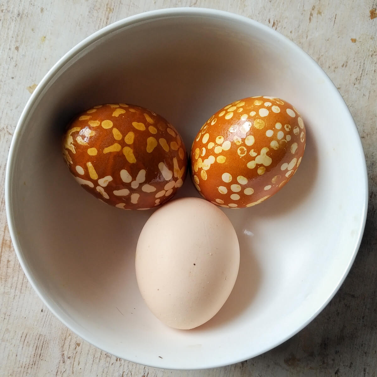 jajka zabarwione łuskami cebuli i ozdobione metodą batikową